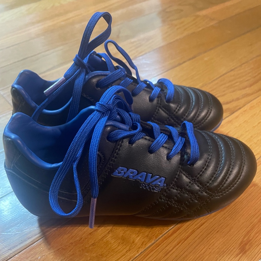 Brava soccer‎ cleats black and blue kids size 10